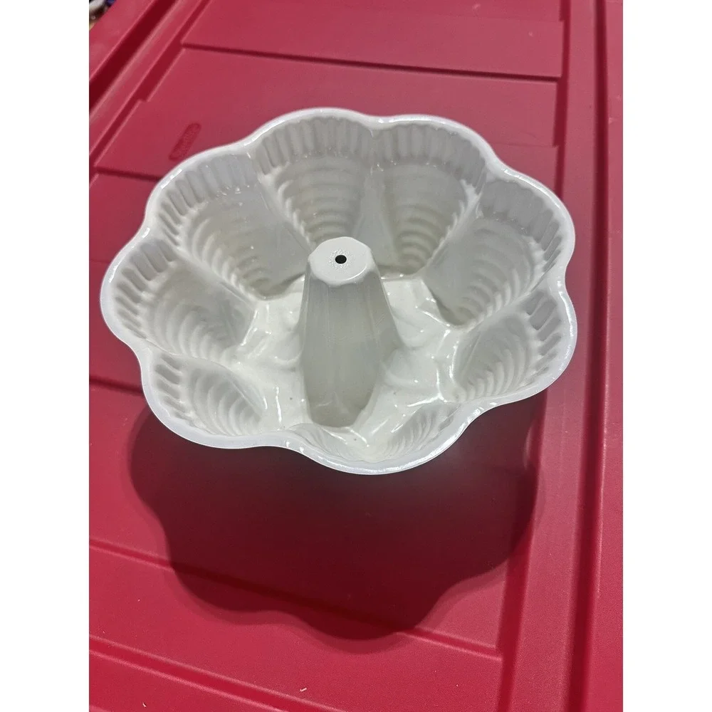 VINTAGE BUNDT FUNNEL CAKE PAN WAVE/CONE/STAR PATTERN - YELLOW/WHITE PAINTED TIN